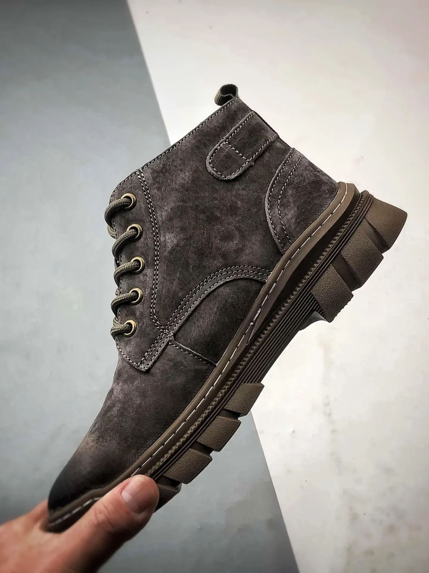 💰440 Timberland 25 autumn and winter must-have outdoor casual mid-cut rhubarb boots #Guangdong Dachang quality, original box and original packaging, fashionable and trendy matching. The fabric is made of Italian 🇮🇹 top-grade frosted fine-grained cowhide. Lightweight outsole. It is equipped with anti-odor and anti-corrosion genuine leather latex insoles. The outsole and hardware are all made from OEM raw materials. It is the same as the original Goodyear and will never be glued. Good products do not kill pigs. The quality of the first order is strictly controlled. Exclusively launched on the entire network. There is no doubt about the quality. The whole set is packaged in the same official website to give you the perfect wearing experience. The quality is exquisite and durable. A must-have for sportsmen. Specially designed to prevent handsomeness. High-quality and first-class foot feel. Special for cold protection and outdoor use this winter. Casual matching for daily use. Item No.: TB99248 Size: 39 40 41 42 43 44 (standard size)